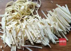 Illustration of how to stir-fry leeks with shredded bamboo shoots 5