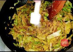 Illustration of how to stir-fry vermicelli with cabbage 9