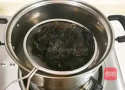 Illustration of how to make green onion, garlic and black fungus 5