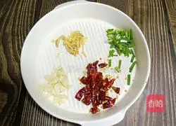 Illustration of how to make spicy and sour three shredded silkworms 3