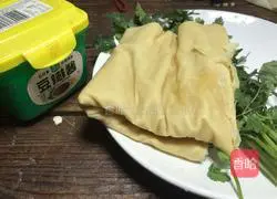 Illustration of how to make tofu skin flowers with sauce 1