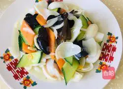 Illustration of how to stir-fry lily with cucumber, fungus and fungus 8