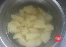 Illustration of how to make wolf tooth potatoes 4