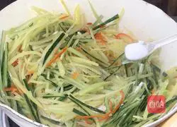 Illustration of how to stir-fry cucumber and shredded potatoes 7