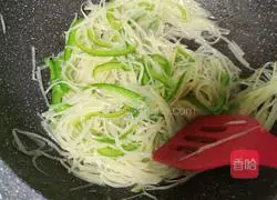 Illustration of how to make green pepper and potato shreds 14