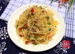 Illustration of how to make spicy and sour shredded potatoes 9