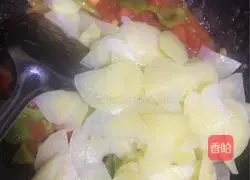 Illustration of how to make fried potato slices with green pepper 8