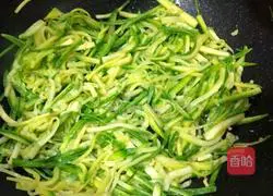 Illustration of how to make stir-fried small melon 4