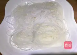 Cantonese-style illustration of steamed baby cabbage with garlic vermicelli 2