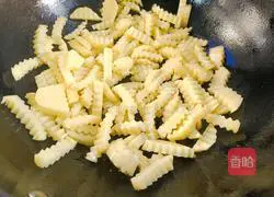 Illustration of how to make Xiabu Sichuan style wolf tooth potato sticks 3