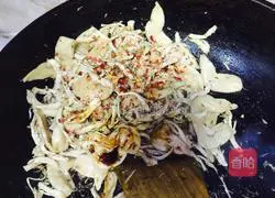 Illustration of how to make cumin shredded vegetarian chicken wings 5