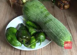 Illustration of how to make fried loofah with green pepper 1