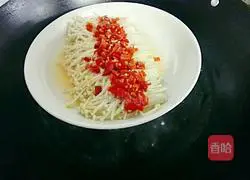 Illustration of how to steam enoki mushrooms with chopped pepper 6