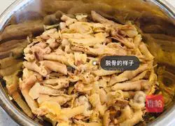 Illustration of how to make boneless chicken feet with pickled pepper and lemon 2