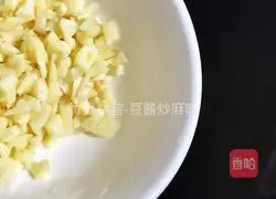 Illustration of how to stir-fry sesame leaves with bean paste 6