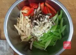 Illustration of how to make cold celery and yuba 5