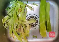 Illustration of how to make fried lettuce with fungus 2