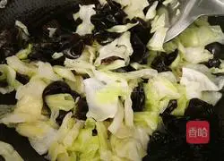 Illustration of how to make fried fungus with cabbage 8