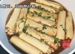 Illustration of making enoki mushroom rolls with bean skin 6