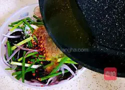 Illustration of how to mix onions with fungus 9