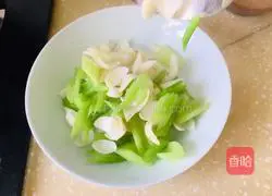 Illustration of how to stir-fry celery and lily 5
