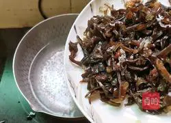 Illustration of how to mix cucumber with shredded fungus 3