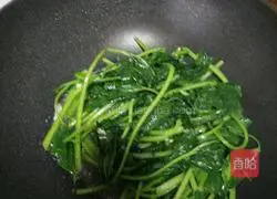 Illustration of how to make garlic and sweet potato leaves 7
