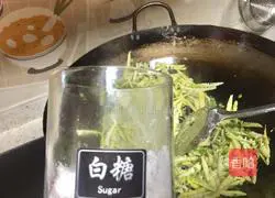 Illustration of how to stir-fry bamboo shoots with pickled vegetables 6