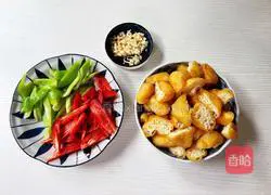 Illustration of how to make chili fried bean paste 2