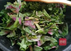 Illustration of how to make vegetarian fried red amaranth 4