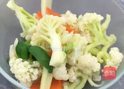 Illustration of how to mix celery and carrots with cauliflower 7
