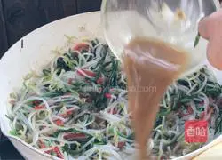 Illustration of how to make Yinya fried vermicelli 14