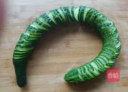 Illustration of how to make cold cucumber with coir raincoat 3