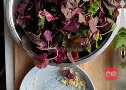 Illustration of how to stir-fry amaranth with garlic cloves 1