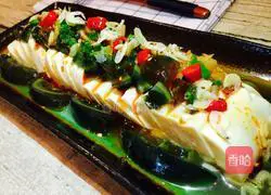 Illustration of how to make cold scallion oil, preserved egg and tofu 7