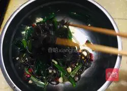 Illustration of how to stir-fry fern root powder 11