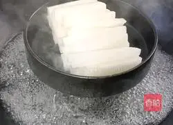 Steamed Illustration of how to make wolfberry radish strips 2