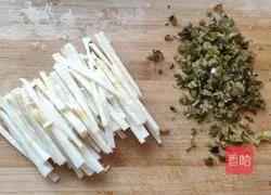 Illustration of how to make shredded bamboo shoots and bean paste soup 6