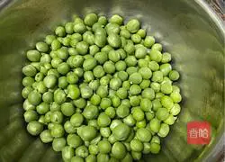 Illustration of how to make Jinyu Hongfu (fried diced ham with corn, sweet beans) 1