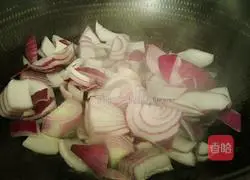 Illustration of how to stir-fry onions and fungus 6