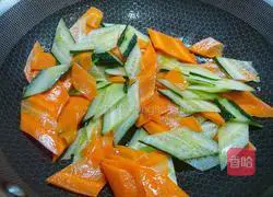 Illustration of how to stir-fry cucumbers and carrots 3