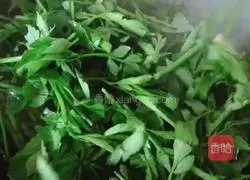 Illustration of how to make minced garlic and wild celery 7