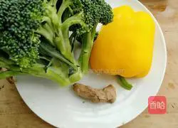 Illustration of how to make fried broccoli with yellow pepper 1