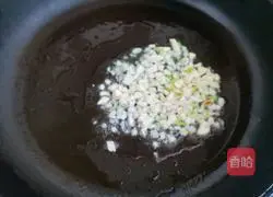 Illustration of how to make plain rolls with three shredded vegetables dipped in pickles 9