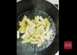 Illustration of how to make celery and yuba 6