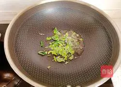Illustration of how to stir-fry rapeseed with white jade mushrooms 7