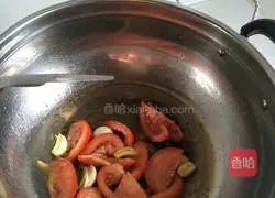 Illustration of how to stir-fry pea tips (bean sprouts) with tomatoes 3