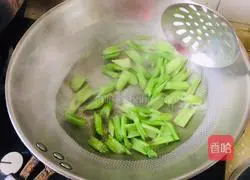 Illustration of how to stir-fry celery and lily 3