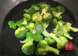Illustration of how to make garlic broccoli 2