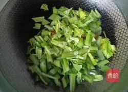 Illustration of making celery with soy sauce 6